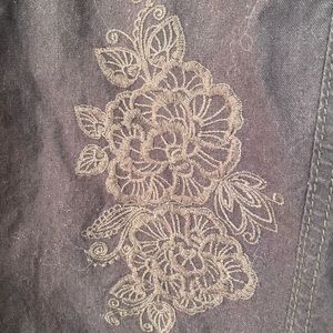 Tropical capris/peddle pushers with embroidered flower